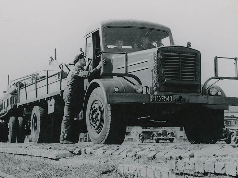 Aufteilung des Unternehmens in Heinrich Kerschgens Stahlkonstruktions GmbH und die Kerschgens Einzelhandel KG